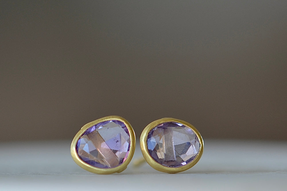 A new and smaller version of Pippa Small Classic Stud studs earrings in amethyst and 18k yellow gold.