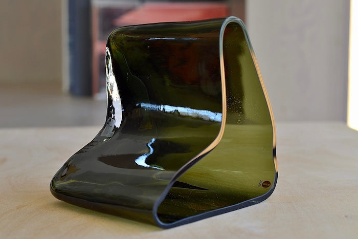Side view of Alvar Aalto Boomerang vase in Moss Green made for the 140th anniversary of Iittala. 