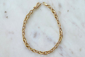 City Links Extra Small bracelet by Marian Maurer is a link bracelet is made out of basic links in Marian's signature smooth and silky 18k yellow gold with satin finish. This bracelet&nbsp; has a hook and eye closure with a safety to stay on forever. Handcrafted in Brooklyn.