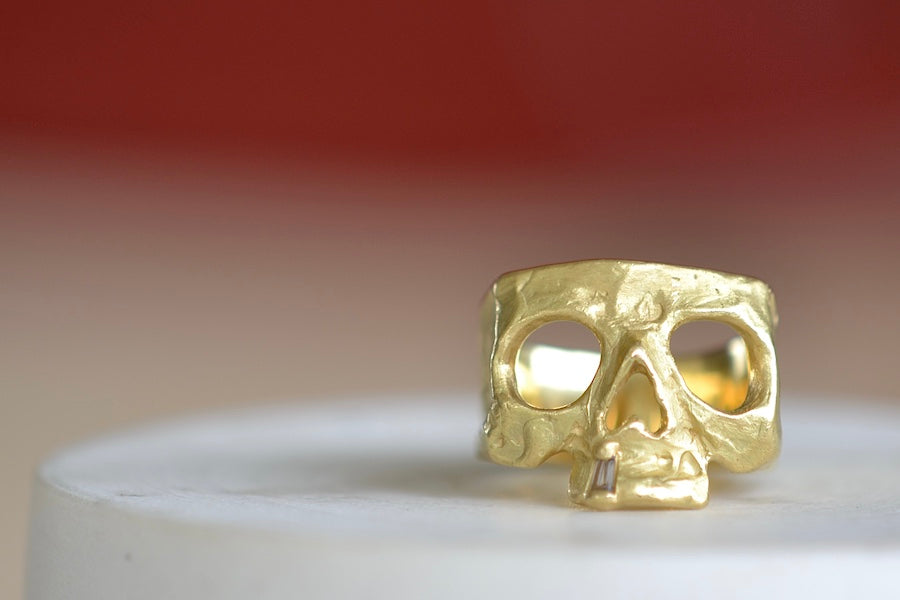 
            
                Load image into Gallery viewer, Snaggletooth Skull Ring
            
        