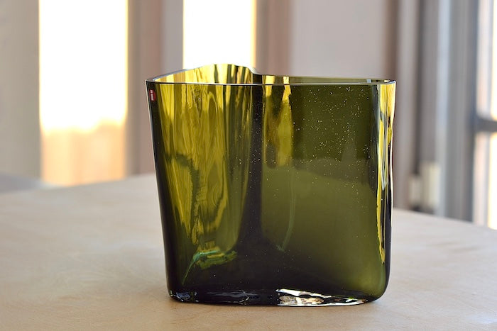 
            
                Load image into Gallery viewer, Alvar Aalto Boomerang vase in Moss Green made for the 140th anniversary of Iittala. Limited edition of 2021.
            
        