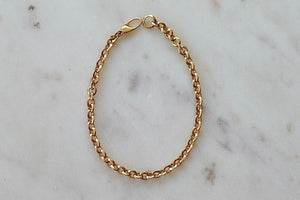 Micro Knofe Edge Link Bracelet by Lizzie Mandler is an 18k gold knife edge links bracelet made out of extra extra small micro clips of the same size in yellow gold with a hook closure.