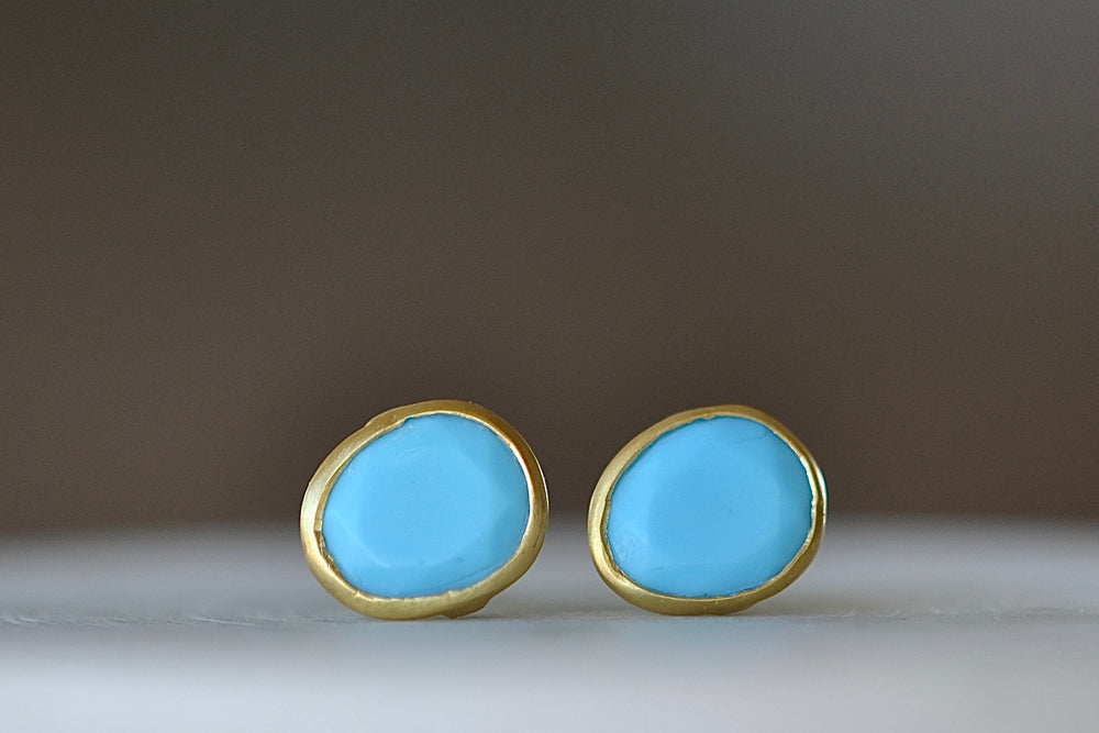 
            
                Load image into Gallery viewer, A smaller version of Pippa Small Classic Stud studs earrings in Turquoise and 18k yellow gold.
            
        