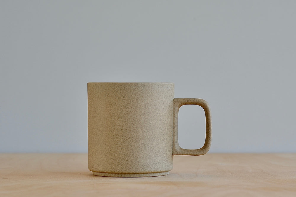 
            
                Load image into Gallery viewer, Hasami Medium Mug 20 in Natural porcelain.
            
        