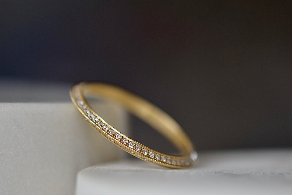 
            
                Load image into Gallery viewer, Lizzie Mandler Pave Petite Knife Edge Band with white diamondson top and bottom in 18k yellow gold. Perfect wedding or engagement ring with knife edge.
            
        