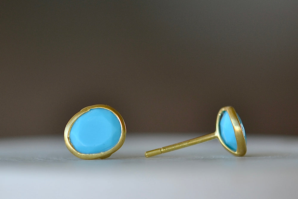 Side view of the  smaller version of Pippa Small Classic Stud studs earrings in Turquoise and 18k yellow gold.