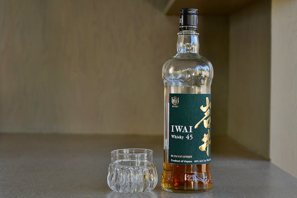 Approximately 4oz Handblown (mouth blown) Whiskey Glass sipper by Jerry Lin-Hsien Kung in California.