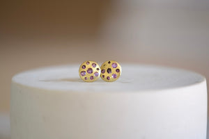 
            
                Load image into Gallery viewer, Polly Wales Medium Fancy Celeste Disc Stud Earrings in Spring Green Sapphires are classic, 18k recycled yellow gold disc earrings with purple to lilac ombre sapphires, cast not set, cast in place and made in Los Angeles.
            
        
