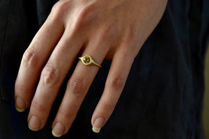 
            
                Load image into Gallery viewer, Wearing the Champagne Solitaire signet by Elizabeth Street.
            
        