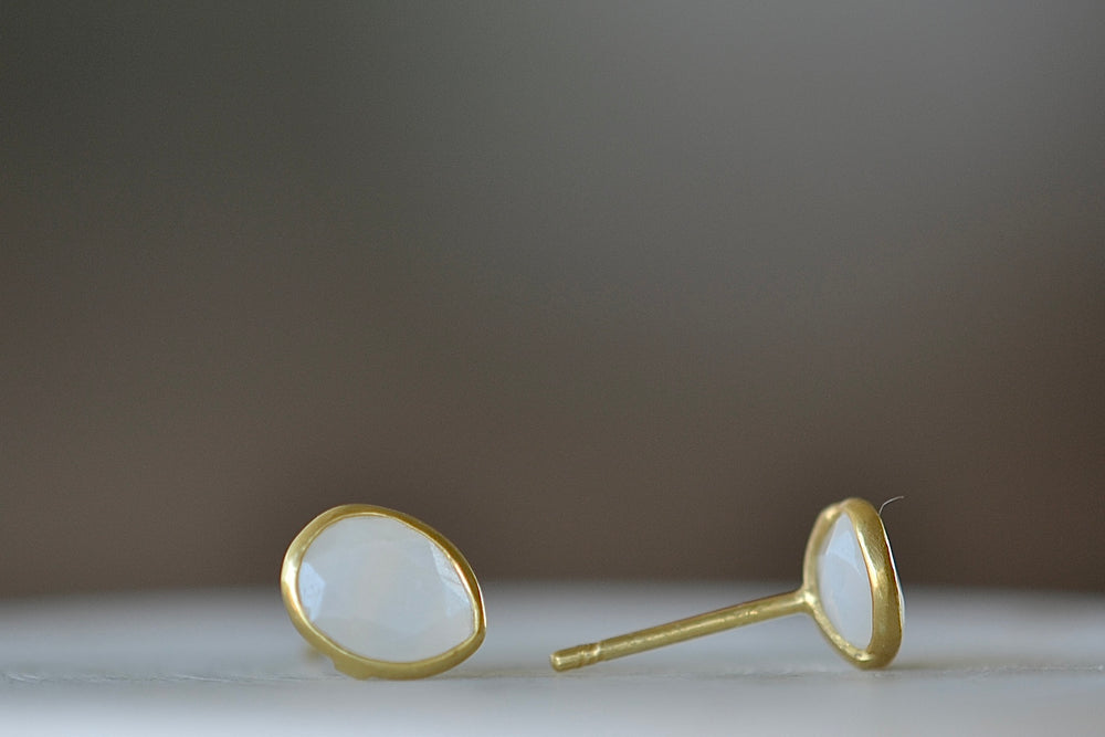
            
                Load image into Gallery viewer, Side veiw of A new and smaller version of Pippa Small Classic Stud studs earrings in moonstone and 18k yellow gold.
            
        