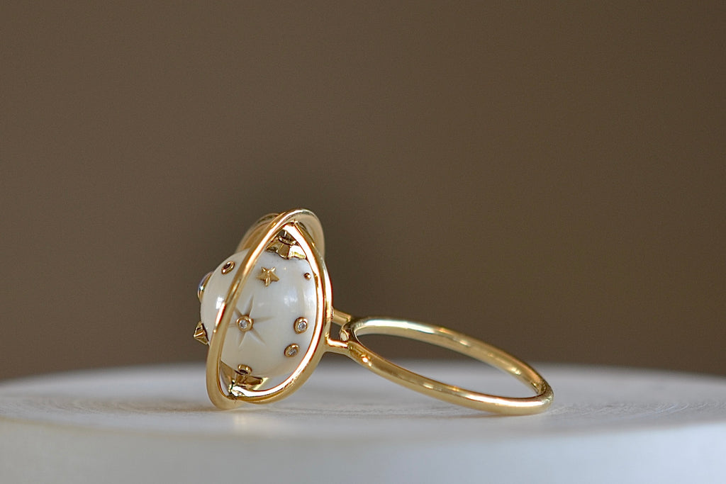 Side view of the Galaxy Spinning ring by Bibi Van Der Velden.