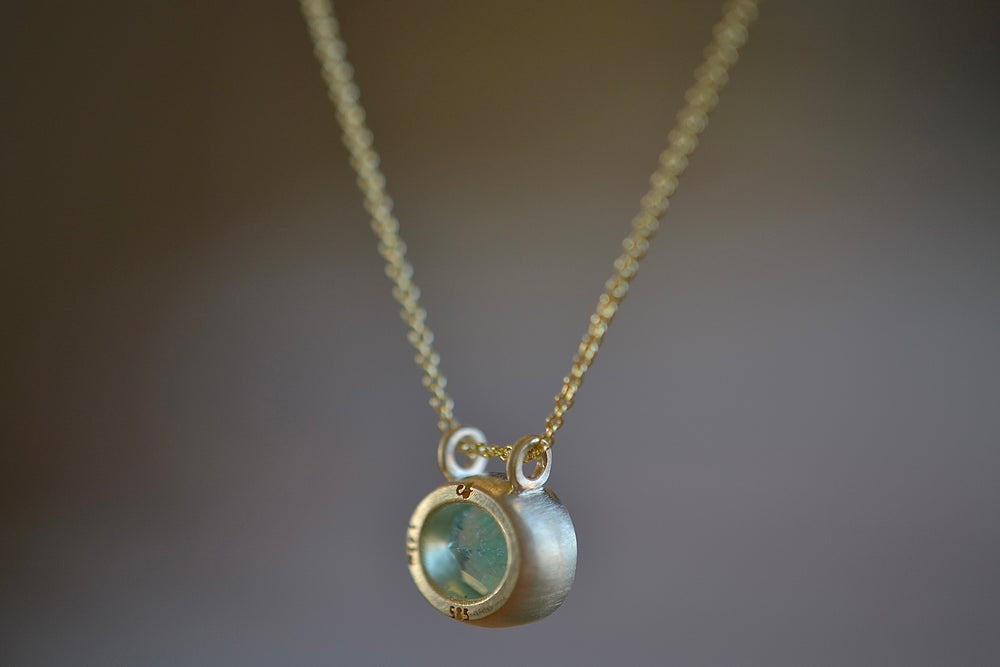 
            
                Load image into Gallery viewer, Side view of the Duo Bale Oval Emerald Necklace by Elizabeth Street Jewelry.
            
        