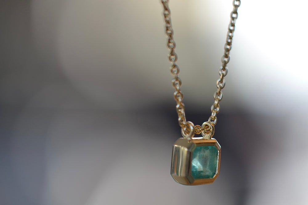 
            
                Load image into Gallery viewer, Side view of the Duo Bale Emerald Necklace by Elizabeth Street Jewelry.
            
        
