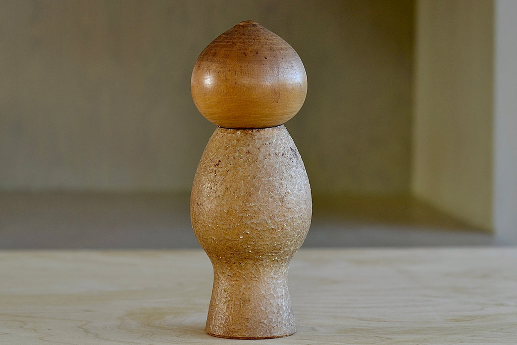 Back of the artisan Kokeshi dolls called Muchin (Innocense) in small. These depict a child with a boyish look. Handmade in Japan by Misao Watanabe (1917-2007), possibly the most popular Sosaku artisans. He won the Prime Minister's Prize in 1963 and 1981. 