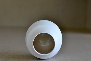 Opening of Lilith Rocket Neck Vase in porcelain.