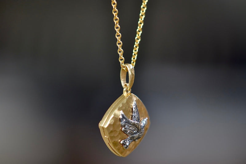 
            
                Load image into Gallery viewer, Side view of The Bird Sliding Locket by Arman Sarkisyan.
            
        