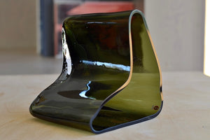 
            
                Load image into Gallery viewer, Side view of Alvar Aalto Boomerang vase in Moss Green made for the 140th anniversary of Iittala. 
            
        