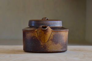
            
                Load image into Gallery viewer, Front view of Vintage Arabia Finland &amp;quot;Ruska&amp;quot; Teapot is a vintage teapot in  brown matte glaze with lid and large infuser in excellent shape.  Designed for Arabia by Ulla Procopé in Finland. 
            
        