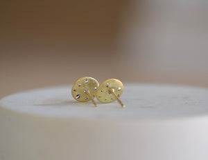 
            
                Load image into Gallery viewer, Polly Wales Medium Fancy Celeste Disc Stud Earrings in Spring Green Sapphires are classic, 18k recycled yellow gold disc earrings with purple to lilac ombre sapphires, cast not set, cast in place and made in Los Angeles.
            
        