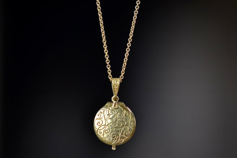 Engraved back of Star Locket with Green Emearld by Arman Sarkysian.