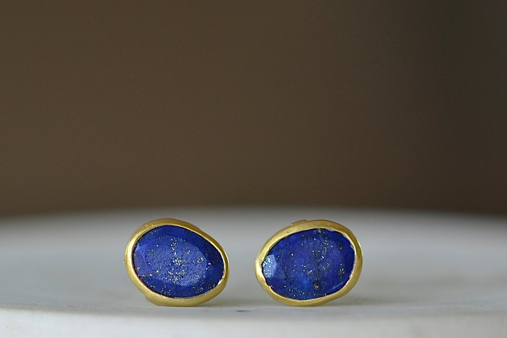 A new and smaller version of Pippa Small Classic Stud studs earrings in lapis and 18k yellow gold.