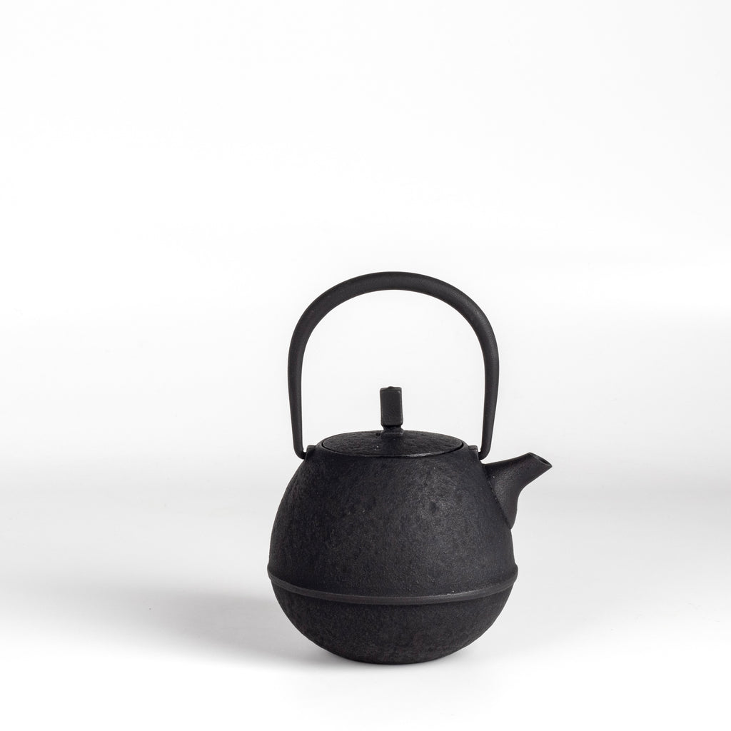 Small Nambu Tetsu Cast Iron Teapot called Egg from Kukan Chuzo in Japan.