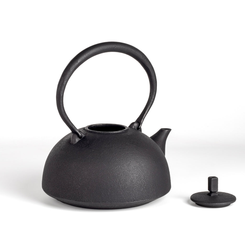 Cast Iron Kettle Nambu Large by Kukan Chuzo with lid on the side is made in traditional Nambu Tetsubin style.