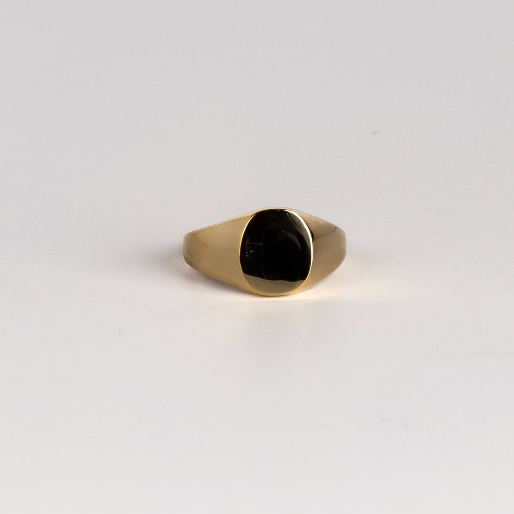 Front view of large oval reflection signet ring in 18k yellow gold by Makiko Wakita Wakitala. Size 7 in stock. This ring is unisex.