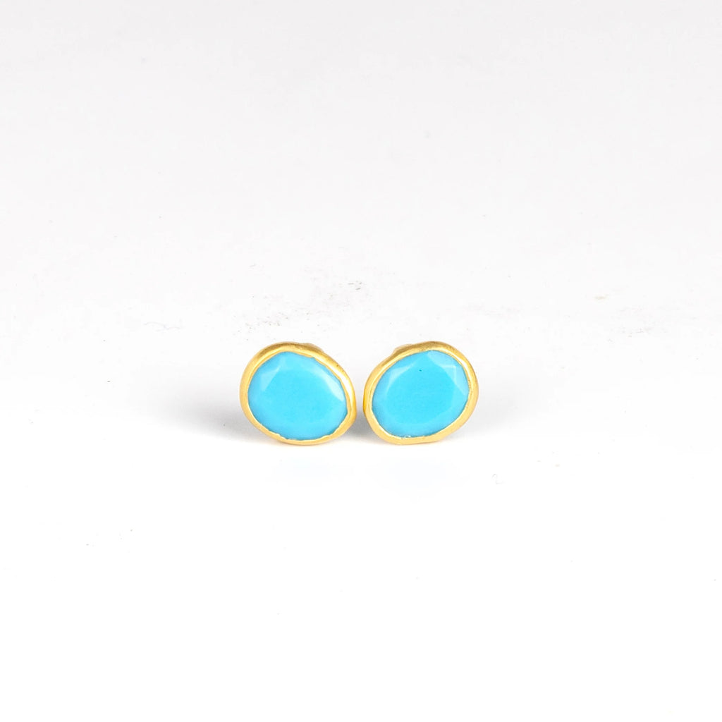 A smaller version of Pippa Small Classic Stud studs earrings in Turquoise and 18k yellow gold.