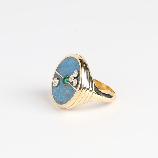 Side view of the Compass Signet Ring in Trolleite and Emerald from Retrouvai in size 6.5. 