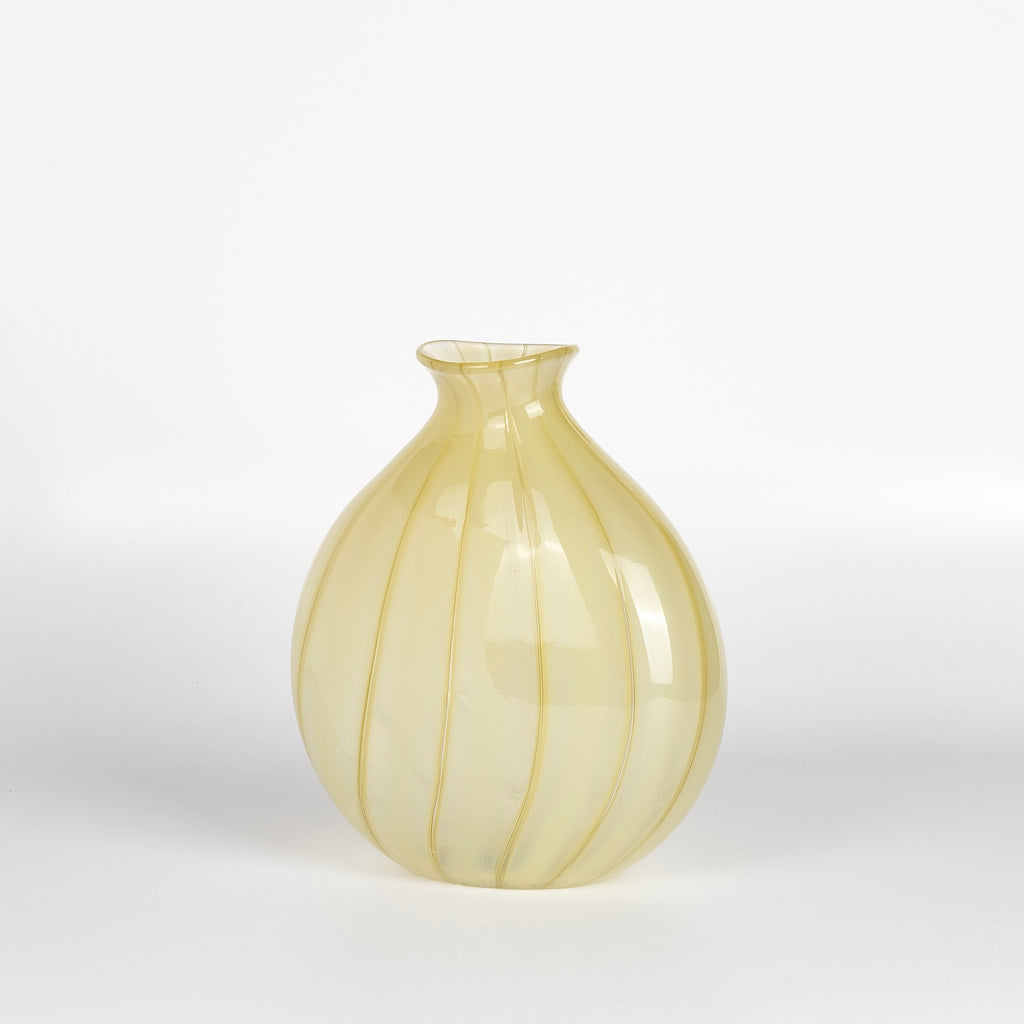 Robin Mix onion Skin vase is a flat cane on white background.