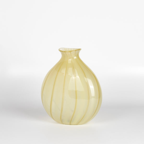 Robin Mix onion Skin vase is a flat cane on white background.