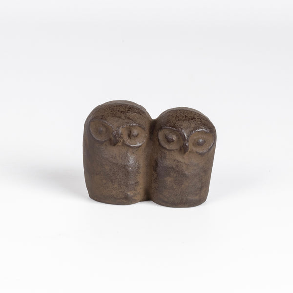 A cast Iron paperweight in the shape of two owls by Suzuki Morihisa. The Suzuki family, now in its 14th generation, started making Nambu Ironware in 1625. Made in Iwate, Japan.