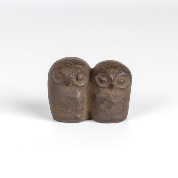 A cast Iron paperweight in the shape of two owls by Suzuki Morihisa. The Suzuki family, now in its 14th generation, started making Nambu Ironware in 1625. Made in Iwate, Japan.