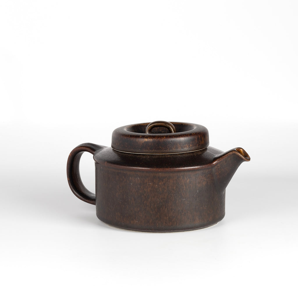 Other side of vintage Ruska teapot.