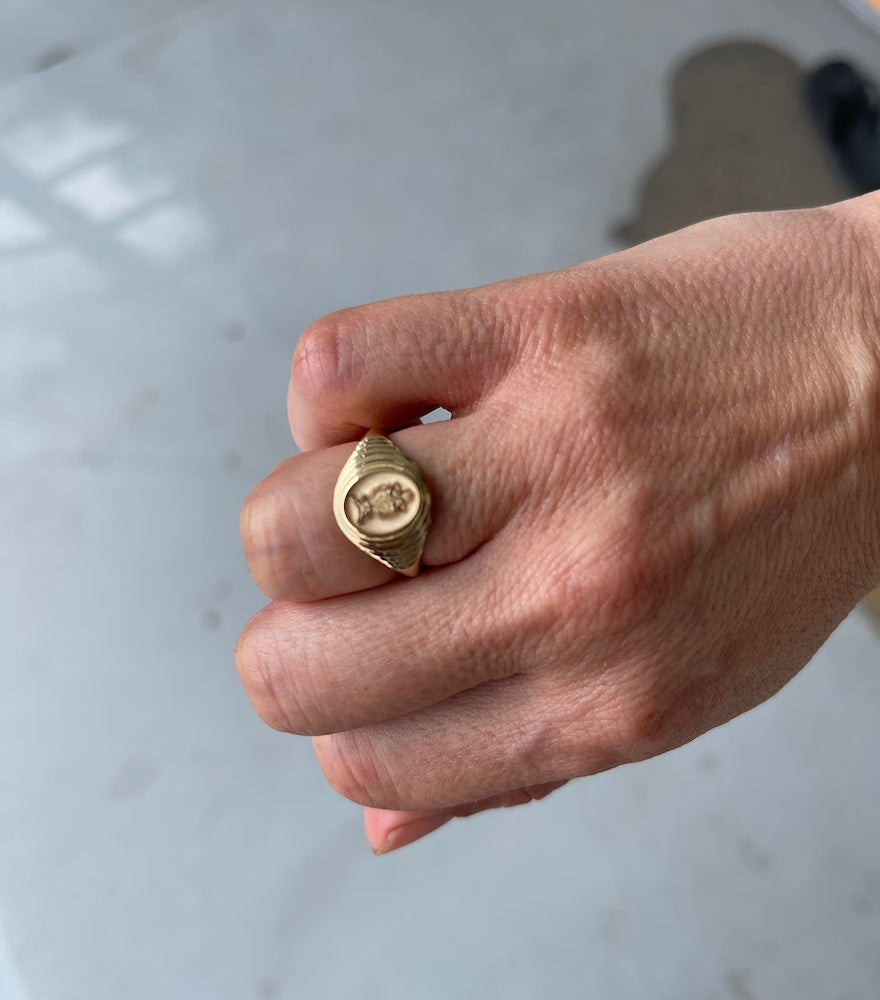 
            
                Load image into Gallery viewer, Wearing the Retrouvai Baby Fantasy Signet pinky ring in Flying Owl. Size 6.5. Unisex.
            
        
