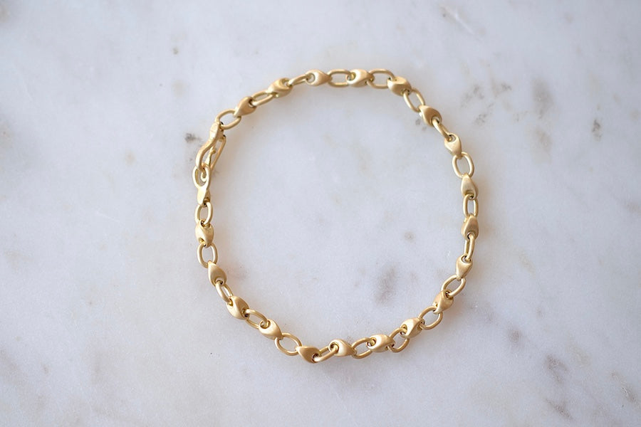 Marian Maurer Pebble Chain Bracelet is a smooth link bracelet in 18k recycled yellow gold with satin finish and in 18k yellow gold with satin finish with hook and eye closure with a safety.