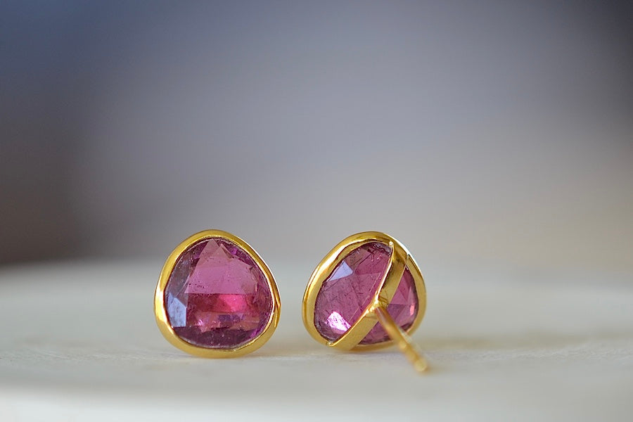 
            
                Load image into Gallery viewer, Pippa Small Classic Stud studs earrings in Pink Tourmaline and 18k yellow gold.
            
        