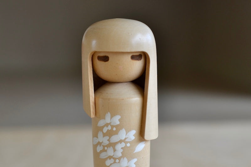 
            
                Load image into Gallery viewer, Short blonde vintage kokeshi doll close up.
            
        