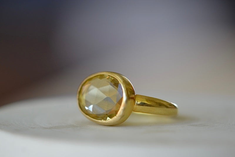Lemon Quartz Large Greek Ring designed by Pippa Small is an organically shaped light yellow, faceted and transparent lemon quartz set in 18k yellow gold. Side view. 