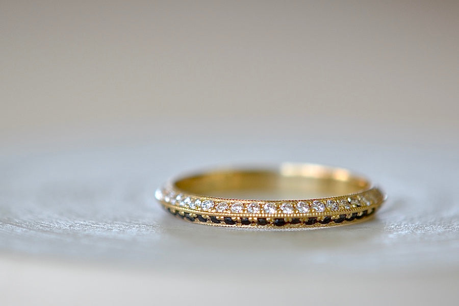 
            
                Load image into Gallery viewer, Lizzie Mandler The Othello Knife Edge Band ring by Lizzie Mandler is a wedding engagement band with White diamonds on one side and black round Diamond diamonds on the other in 18k yellow gold.
            
        
