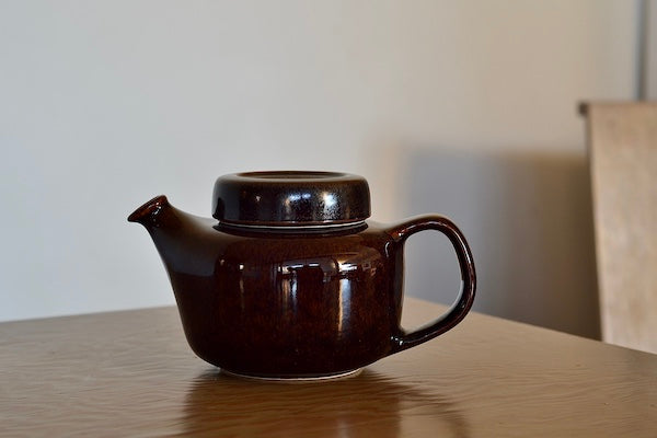 Vintage Arabia Finland "Mahonki" Teapot is a vintage teapot in deep mahogany brown gloss glaze with lid and large infuser in excellent shape.  Designed for Arabia by Ulla Procopé in 1960. Made in Finland. 