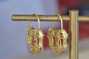 
            
                Load image into Gallery viewer, Polly Wales Coeur de Dentelle Padlock Earrings 18k yellow gold filagree padlock earrings with rich pink sapphires and a matte finish. Hinged ear wire closure
            
        