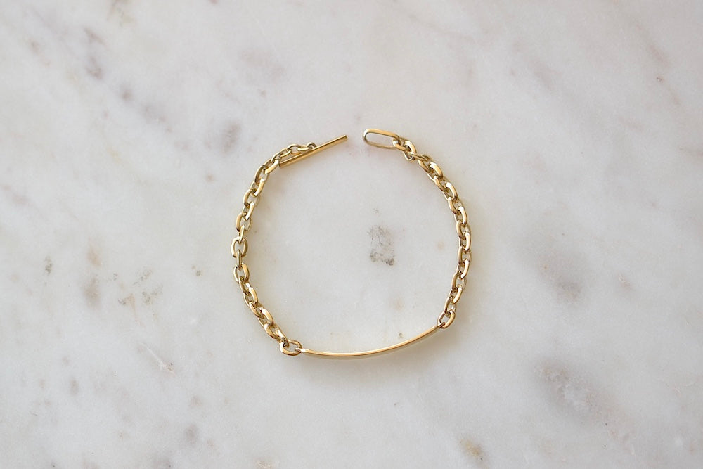 
            
                Load image into Gallery viewer, Lizzie Mandler Petite ID XS Knife Edge Oval Link Bracelet 18k yellow gold.
            
        