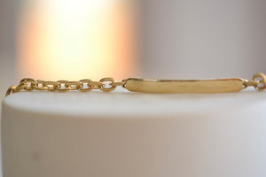 
            
                Load image into Gallery viewer, Lizzie Mandler Petite ID XS Knife Edge Oval Link Bracelet 18k yellow gold. 
            
        