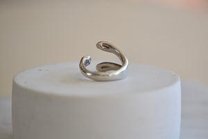 
            
                Load image into Gallery viewer, Monica Castiglioni Abbracci 01 Ring Silver from the back..
            
        