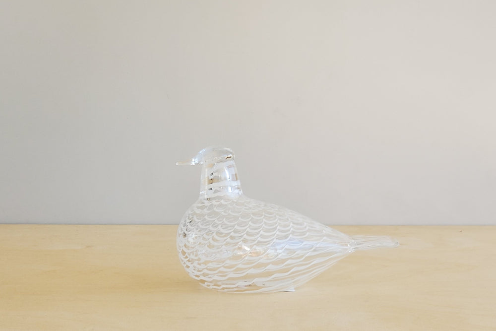 OIva Toikka Mediator Dove in clear glass with white pattern design from Iittala. 