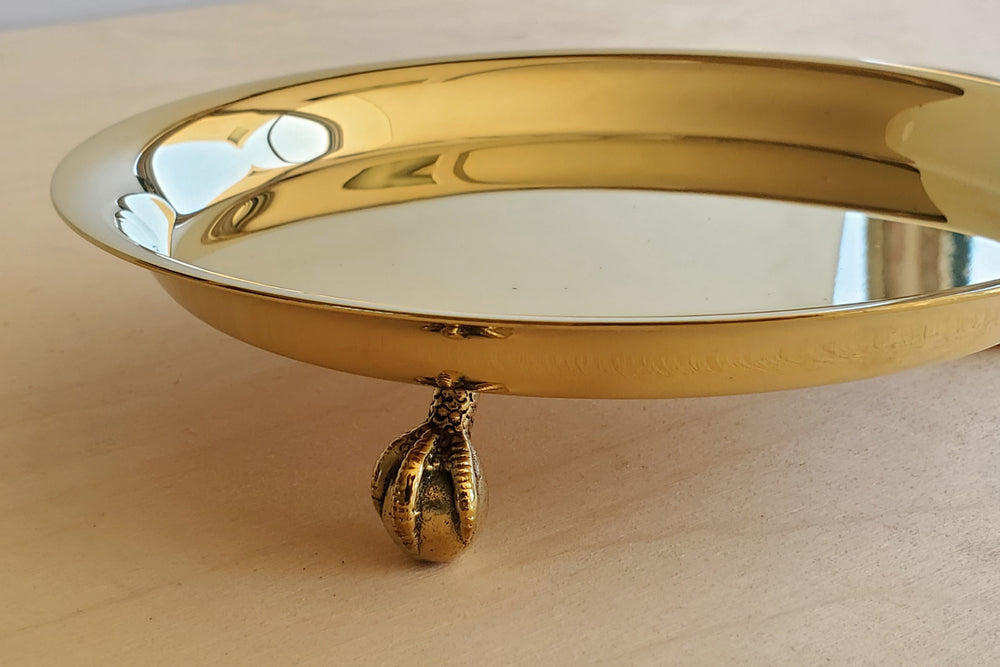 
            
                Load image into Gallery viewer, Skultuna Claw footed Tray in brass.
            
        