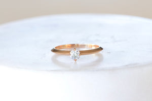 
            
                Load image into Gallery viewer, Lizzie Mandler Petite Knife Edge Solitaire ring diamond brilliant cut prong setting 18k rose gold
            
        