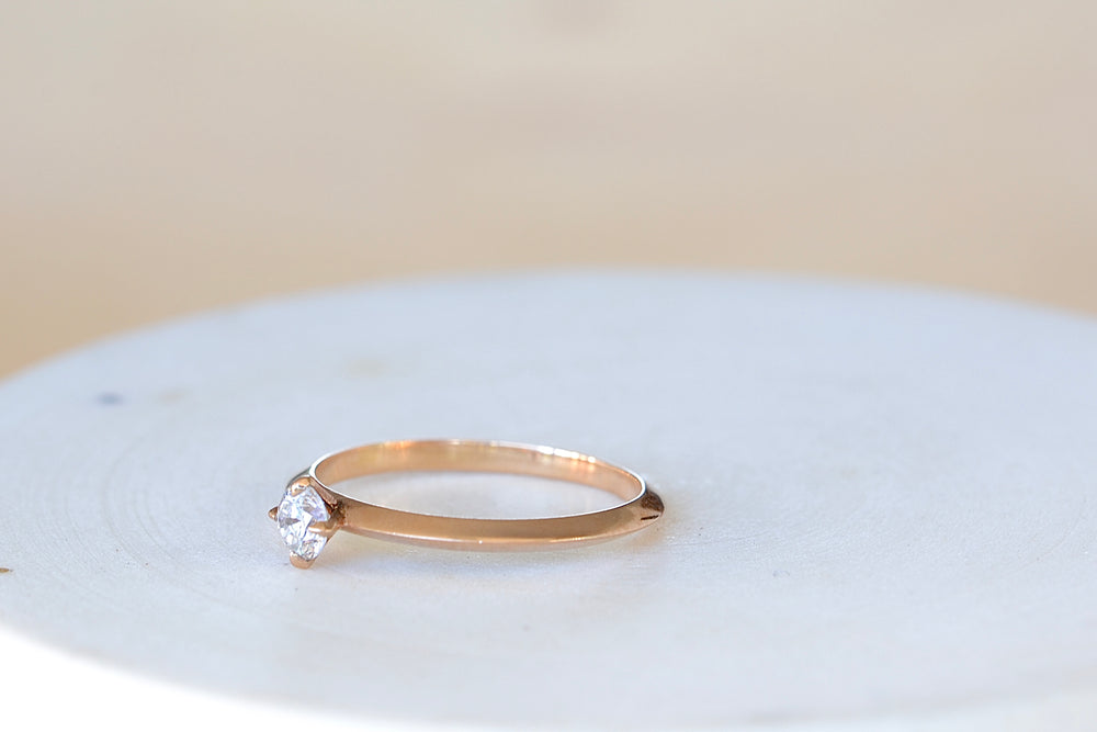 
            
                Load image into Gallery viewer, Lizzie Mandler Petite Knife Edge Solitaire ring diamond brilliant cut prong setting 18k rose gold
            
        